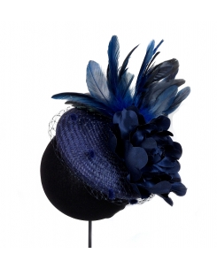 casquete con plumas y flor azul