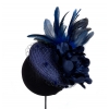 casquete con plumas y flor azul